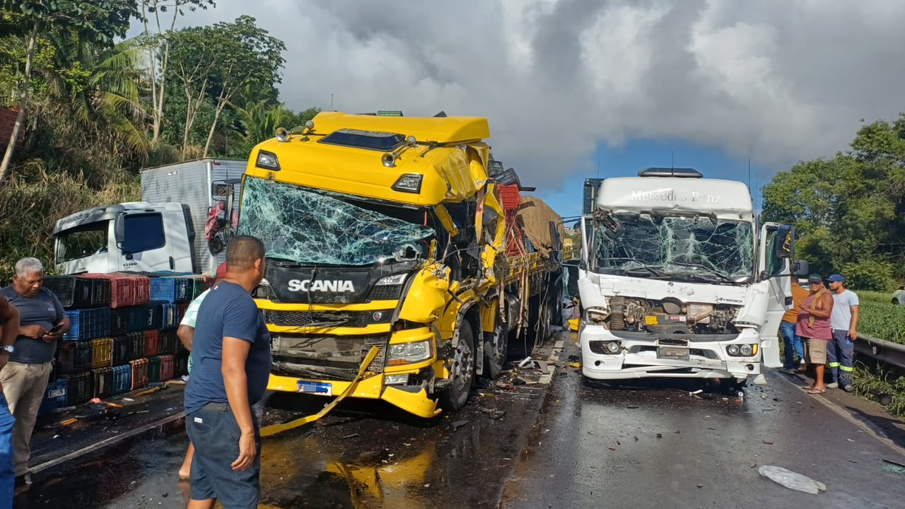 Engavetamento interdita trecho da BR-324 e pedestre morre atropelado