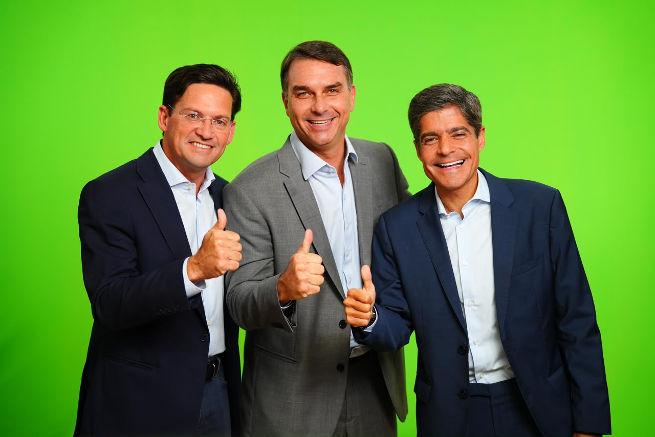 Flávio Bolsonaro fará comício no Farol da Barra ao lado de ACM Neto e Bruno Reis