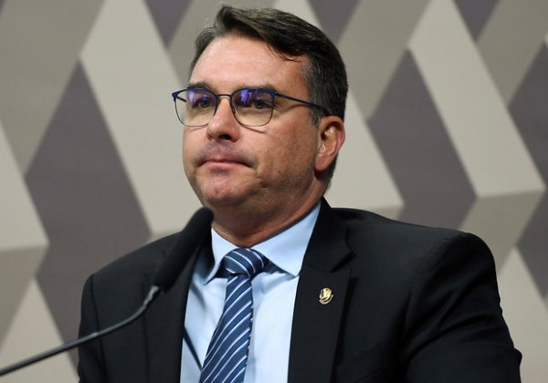 Flávio Bolsonaro negociou custeio milionário de filme sobre Bolsonaro com Daniel Vorcaro