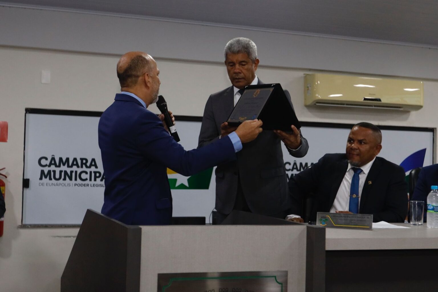 Jerônimo Rodrigues recebe Comenda 12 de Maio e título de cidadão eunapolitano