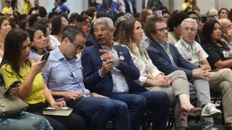 Lado a lado, Jerônimo Rodrigues e Bruno Reis sentam juntos durante Bienal do Livro em Salvador
