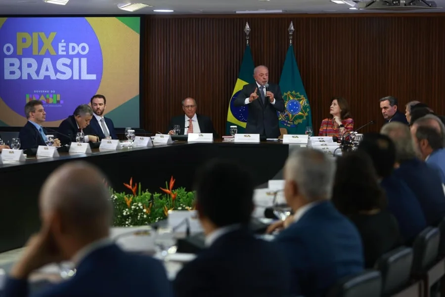 Lula reage a pressão dos EUA e afirma que Brasil não vai se curvar a Trump